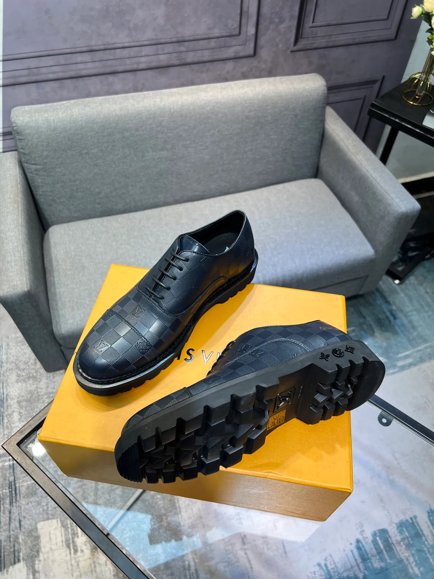 Men's shoes 💰820 [LV] - High-end quality - Upper: 🔝 tumbled cowhide, Nappa cowhide, brand logo sewn on shoe body - Lining: cowhide, foot pads; water-dyed cowhide - Outsole: TPR·rubber foam; two-color molded outsole -Super high quality control·Fine workmanship: highlighted (high-end·luxury·grade) -Size: 39-44 (38 45 can be customized)